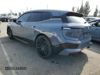 ✅ 2023 BMW iX M60 • VIN: WB533CF02PCL29526 • Лот: 50676894. Опубликован ранее на Copart с пробегом 7 865 миль. Бесплатный доступ к архиву аукционных продаж из США и подробный отчёт об истории автомобиля на DreamBid. Изображение 2.