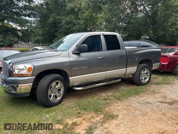2006 Dodge 1500 Laramie z VIN 1D7HU18296S693897, wystawiony jako Copart lot #71752305 z przebiegiem 140 599 mil mil oraz Czysty tytuł • Clean title. Historia ofert i sprzedaży dostępna na DreamBid. Obrazek 2.
