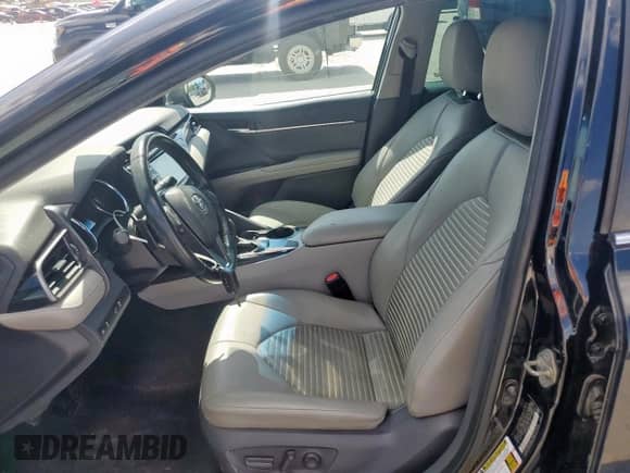 2019 Toyota Camry LE z VIN 4T1B11HK0KU794720, wystawiony jako Copart lot #66700455 z przebiegiem 102 818 mil mil oraz Czysty tytuł • Clean title. Historia ofert i sprzedaży dostępna na DreamBid. Obrazek 7.