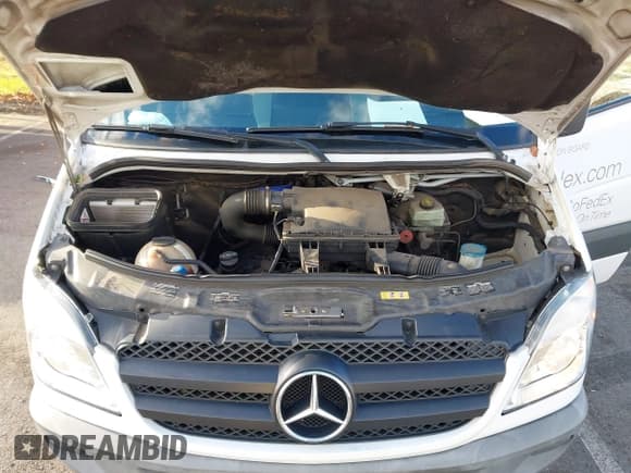 ✅ 2011 Mercedes-Benz Sprinter Cargo • VIN: WD3PE8CB3B5609644 • Lot: 43592659. Wystawiony na IAAI z przebiegiem 318 872 mil. Bezpłatny archiwum sprzedaży aukcyjnych z USA i szczegółowy raport historii pojazdu na DreamBid. Zdjęcie 10.