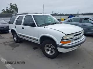 2000 Chevrolet Blazer LS с VIN 1GNCS13W4Y2254590, выставлен на аукционе IAAI как лот 42173829 с пробегом 178 991 миль миль и . История ставок и продаж доступна на DreamBid. Изображение 1.