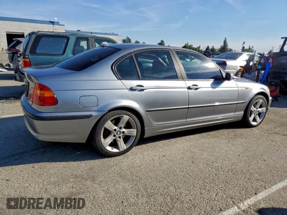 ✅ 2004 BMW 3 Series 325i • VIN: WBAAZ33414KP89096 • Lot: 93944255. Listed on Copart with 324,144 mi. Free auction sales archive from the USA and detailed vehicle history report at DreamBid. Image 3.