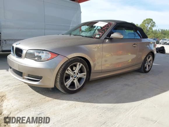 ✅ 2008 BMW 1 Series 128i • VIN: WBAUL73558VE88496 • Lot: 43654353. Wystawiony na IAAI z przebiegiem 79 169 mil. Bezpłatny archiwum sprzedaży aukcyjnych z USA i szczegółowy raport historii pojazdu na DreamBid. Zdjęcie 2.
