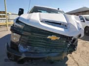 ✅ 2024 Chevrolet Silverado 2500HD • VIN: 1GB5WLE73RF292317 • Lot: 76949084. Wystawiony na Copart z przebiegiem 62 mil. Bezpłatny archiwum sprzedaży aukcyjnych z USA i szczegółowy raport historii pojazdu na DreamBid. Zdjęcie 5.