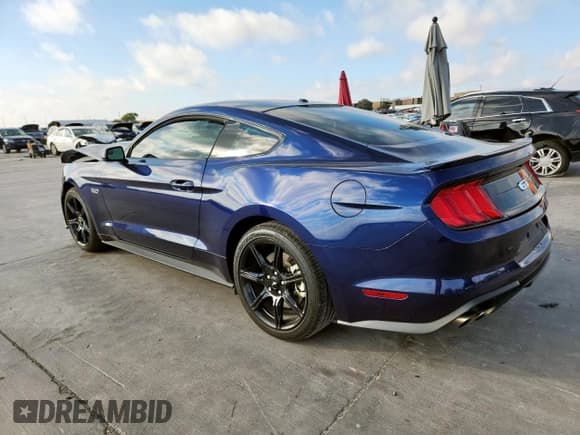 ✅ 2019 Ford Mustang GT Premium • VIN: 1FA6P8CF0K5130165 • Lot: 93259465. Wystawiony na Copart z przebiegiem 81 736 mil. Bezpłatny archiwum sprzedaży aukcyjnych z USA i szczegółowy raport historii pojazdu na DreamBid. Zdjęcie 2.