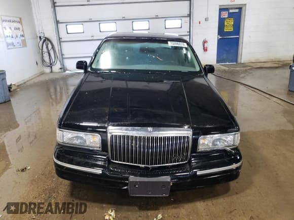 ✅ 1997 Lincoln Town Car Executive • VIN: 1LNLM81W8VY679457 • Lot: 75096074. Listed on Copart with 123,771 mi. Free auction sales archive from the USA and detailed vehicle history report at DreamBid. Image 5.