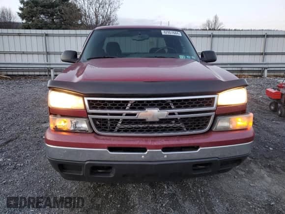 2006 Chevrolet Silverado 1500 LS z VIN 1GCEK19V36Z107360, wystawiony jako Copart lot #82951684 z przebiegiem 226 564 mil mil oraz Szkoda całkowita • Salvage title. Historia ofert i sprzedaży dostępna na DreamBid. Obrazek 5.