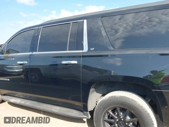 ✅ 2020 Chevrolet Suburban LT • VIN: 1GNSCHKC4LR154126 • Lot: 42983785. Wystawiony na IAAI z przebiegiem 190 770 mil. Bezpłatny archiwum sprzedaży aukcyjnych z USA i szczegółowy raport historii pojazdu na DreamBid. Zdjęcie 14.
