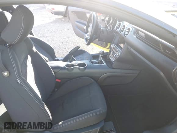 ✅ 2021 Ford Mustang EcoBoost • VIN: 1FA6P8TH7M5138509 • Lot: 43446238. Wystawiony na IAAI z przebiegiem 60 699 mil. Bezpłatny archiwum sprzedaży aukcyjnych z USA i szczegółowy raport historii pojazdu na DreamBid. Zdjęcie 5.