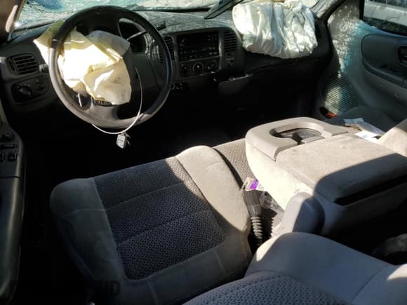 ✅ 2001 Ford F-150 • VIN: 2FTRX17W71CB06393 • Lot: 83135674. Wystawiony na Copart z przebiegiem 143 416 mil. Bezpłatny archiwum sprzedaży aukcyjnych z USA i szczegółowy raport historii pojazdu na DreamBid. Zdjęcie 8.