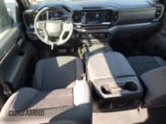 ✅ 2024 Chevrolet Silverado 2500HD LT • VIN: 1GC4YNEY5RF290462 • Lot: 81785095. Wystawiony na Copart z przebiegiem 27 948 mil. Bezpłatny archiwum sprzedaży aukcyjnych z USA i szczegółowy raport historii pojazdu na DreamBid. Zdjęcie 8.