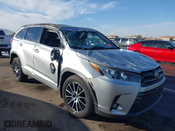 ✅ 2017 Toyota Highlander XLE • VIN: 5TDJZRFH9HS425818 • Lot: 43692560. Wystawiony na IAAI z przebiegiem 92 357 mil. Bezpłatny archiwum sprzedaży aukcyjnych z USA i szczegółowy raport historii pojazdu na DreamBid. Zdjęcie 6.