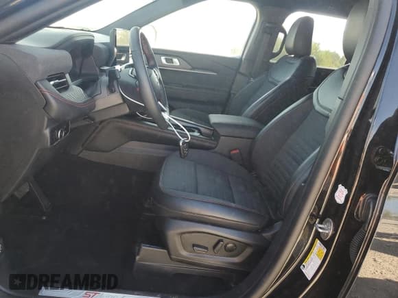 ✅ 2025 Ford Explorer ST-Line • VIN: 1FMUK8KHXSGB37949 • Lot: 84734655. Wystawiony na Copart z przebiegiem 15 937 mil. Bezpłatny archiwum sprzedaży aukcyjnych z USA i szczegółowy raport historii pojazdu na DreamBid. Zdjęcie 7.