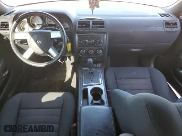 ✅ 2010 Dodge Challenger SE • VIN: 2B3CJ4DV0AH240705 • Lot: 40007034. Wystawiony na Copart z przebiegiem 132 475 mil. Bezpłatny archiwum sprzedaży aukcyjnych z USA i szczegółowy raport historii pojazdu na DreamBid. Zdjęcie 8.