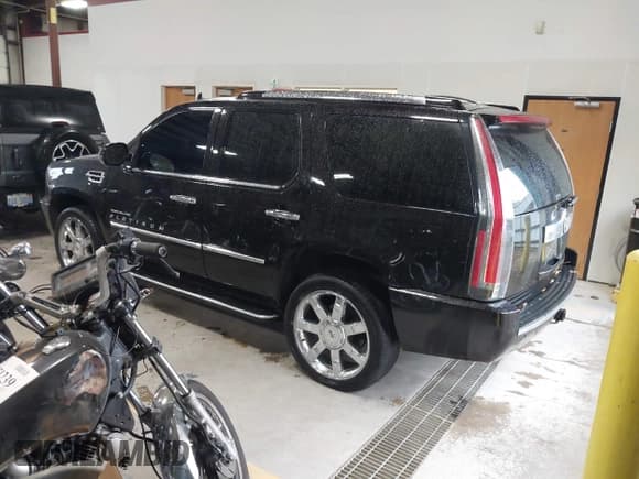 ✅ 2007 Cadillac Escalade • VIN: 1GYFK63877R202231 • Lot: 43509642. Wystawiony na IAAI z przebiegiem Nie podano. Bezpłatny archiwum sprzedaży aukcyjnych z USA i szczegółowy raport historii pojazdu na DreamBid. Zdjęcie 3.