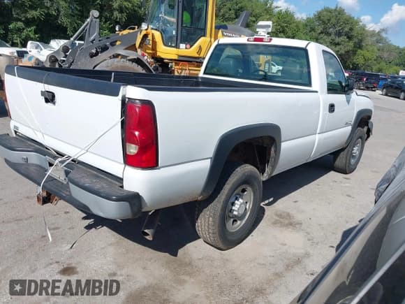 ✅ 2007 Chevrolet Silverado 2500HD Work Truck • VIN: 1GCHC24UX7E147295 • Lot: 42982898. Wystawiony na IAAI z przebiegiem 169 530 mil. Bezpłatny archiwum sprzedaży aukcyjnych z USA i szczegółowy raport historii pojazdu na DreamBid. Zdjęcie 4.