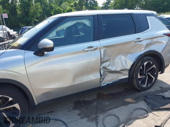 ✅ 2023 Mitsubishi Outlander SE • VIN: JA4J4UA80PZ052636 • Lot: 42500377. Wystawiony na IAAI z przebiegiem 104 146 mil. Bezpłatny archiwum sprzedaży aukcyjnych z USA i szczegółowy raport historii pojazdu na DreamBid. Zdjęcie 6.