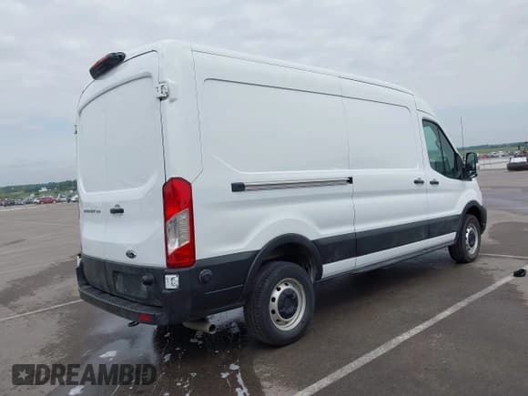 ✅ 2024 Ford Transit Cargo • VIN: 1FTBR1C86RKA73090 • Lot: 42439018. Listed on IAAI with 9,224 mi. Free auction sales archive from the USA and detailed vehicle history report at DreamBid. Image 4.