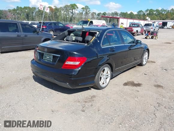 ✅ 2013 Mercedes-Benz C 250 Sport • VIN: WDDGF4HB5DA862291 • Lot: 43457284. Wystawiony na IAAI z przebiegiem Nie podano. Bezpłatny archiwum sprzedaży aukcyjnych z USA i szczegółowy raport historii pojazdu na DreamBid. Zdjęcie 4.