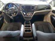 ✅ 2022 Chrysler Voyager LX • VIN: 2C4RC1CG4NR158156 • Lot: 86328915. Wystawiony na Copart z przebiegiem 62 777 mil. Bezpłatny archiwum sprzedaży aukcyjnych z USA i szczegółowy raport historii pojazdu na DreamBid. Zdjęcie 8.