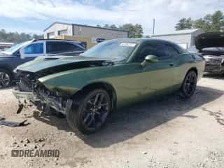 2022 Dodge Challenger SXT z VIN 2C3CDZAG8NH140046, wystawiony jako Copart lot #70279595 z przebiegiem 37 305 mil mil oraz Czysty tytuł • Clean title. Historia ofert i sprzedaży dostępna na DreamBid. Obrazek 1.