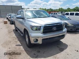 ✅ 2010 Toyota Tundra • VIN: 5TFEY5F1XAX085787 • Лот: 42240223. Опубликован ранее на IAAI с пробегом 148 615 миль. Бесплатный доступ к архиву аукционных продаж из США и подробный отчёт об истории автомобиля на DreamBid. Изображение 1.