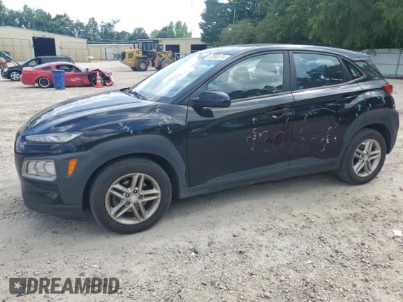 ✅ 2018 Hyundai Kona SE • VIN: KM8K12AA2JU067939 • Лот: 62040574. Опубликован ранее на Copart с пробегом 175 982 миль. Бесплатный доступ к архиву аукционных продаж из США и подробный отчёт об истории автомобиля на DreamBid. Изображение 1.