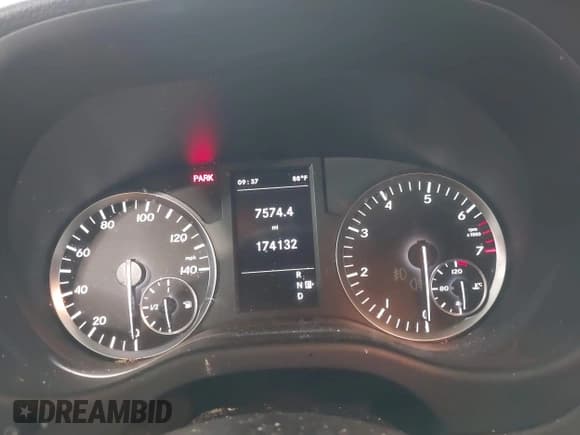 ✅ 2018 Mercedes-Benz Metris Passenger • VIN: WD4PG2EE1J3375072 • Lot: 42750385. Wystawiony na IAAI z przebiegiem 174 132 mil. Bezpłatny archiwum sprzedaży aukcyjnych z USA i szczegółowy raport historii pojazdu na DreamBid. Zdjęcie 7.