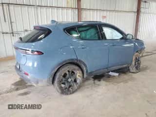 2023 Dodge Hornet GT Plus z VIN ZACNDFBN1P3A01000, wystawiony jako Copart lot #64124045 z przebiegiem Nie podano mil oraz Szkoda całkowita • Salvage title. Historia ofert i sprzedaży dostępna na DreamBid. Obrazek 3.