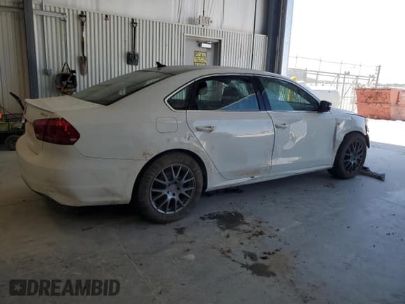 ✅ 2014 Volkswagen Passat SE • VIN: 1VWBS7A3XEC110979 • Lot: 83960245. Wystawiony na Copart z przebiegiem Nie podano. Bezpłatny archiwum sprzedaży aukcyjnych z USA i szczegółowy raport historii pojazdu na DreamBid. Zdjęcie 3.