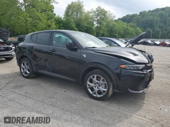 2024 Dodge Hornet R/T z VIN ZACPDFCW5R3A32513, wystawiony jako Copart lot #58426005 z przebiegiem 26 849 mil mil oraz Szkoda całkowita • Salvage title. Historia ofert i sprzedaży dostępna na DreamBid. Obrazek 4.