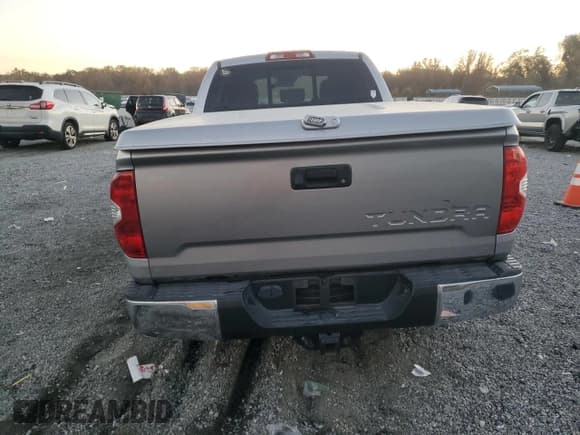 ✅ 2018 Toyota Tundra SR • VIN: 5TFRM5F16JX127725 • Lot: 91208775. Listed on Copart with 252,572 mi. Free auction sales archive from the USA and detailed vehicle history report at DreamBid. Image 6.