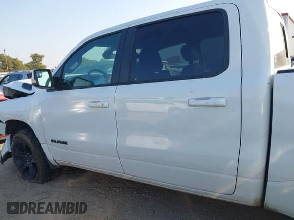 ✅ 2020 Ram 1500 Big Horn • VIN: 1C6SRFFT9LN114841 • Lot: 43262494. Wystawiony na IAAI z przebiegiem 120 936 mil. Bezpłatny archiwum sprzedaży aukcyjnych z USA i szczegółowy raport historii pojazdu na DreamBid. Zdjęcie 14.