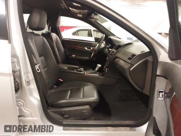 ✅ 2010 Mercedes-Benz C 300 Sport • VIN: WDDGF8BB8AF442748 • Lot: 43452426. Wystawiony na IAAI z przebiegiem 177 295 mil. Bezpłatny archiwum sprzedaży aukcyjnych z USA i szczegółowy raport historii pojazdu na DreamBid. Zdjęcie 5.