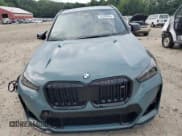✅ 2024 BMW X1 • VIN: WBX13EF0XR5Z97754 • Lot: 64200945. Wystawiony na Copart z przebiegiem 28 918 mil. Bezpłatny archiwum sprzedaży aukcyjnych z USA i szczegółowy raport historii pojazdu na DreamBid. Zdjęcie 5.