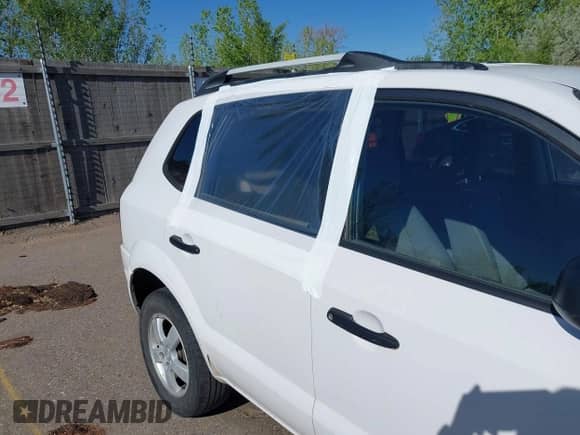 2006 Hyundai Tucson GL z VIN KM8JM72B56U324168, wystawiony jako IAAI lot #42146955 z przebiegiem 206 919 mil mil oraz . Historia ofert i sprzedaży dostępna na DreamBid. Obrazek 6.