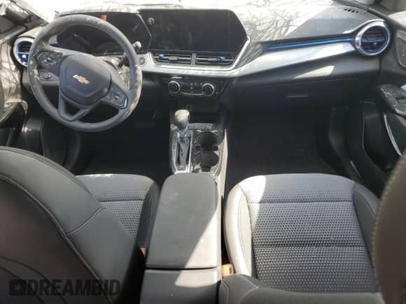 2025 Chevrolet Trax LT z VIN KL77LHEPXSC210386, wystawiony jako Copart lot #86716555 z przebiegiem Nie podano mil oraz Szkoda całkowita • Salvage title. Historia ofert i sprzedaży dostępna na DreamBid. Obrazek 8.