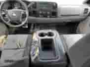 2009 Chevrolet Silverado 1500 LS z VIN 3GCEK13C59G206239, wystawiony jako Copart lot #57182505 z przebiegiem 391 993 mil mil oraz Czysty tytuł • Clean title. Historia ofert i sprzedaży dostępna na DreamBid. Obrazek 8.