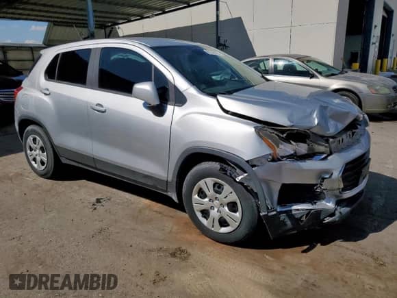 2018 Chevrolet Trax LS z VIN 3GNCJKSB1JL237743, wystawiony jako Copart lot #81329025 z przebiegiem 57 945 mil mil oraz Szkoda całkowita • Salvage title. Historia ofert i sprzedaży dostępna na DreamBid. Obrazek 4.