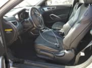 ✅ 2016 Hyundai Veloster • VIN: KMHTC6AD8GU272996 • Lot: 70380414. Wystawiony na Copart z przebiegiem 86 498 mil. Bezpłatny archiwum sprzedaży aukcyjnych z USA i szczegółowy raport historii pojazdu na DreamBid. Zdjęcie 7.