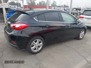 2018 Chevrolet Cruze LT z VIN 3G1BE6SM2JS605427, wystawiony jako IAAI lot #43303175 z przebiegiem 72 088 mil mil oraz . Historia ofert i sprzedaży dostępna na DreamBid. Obrazek 4.