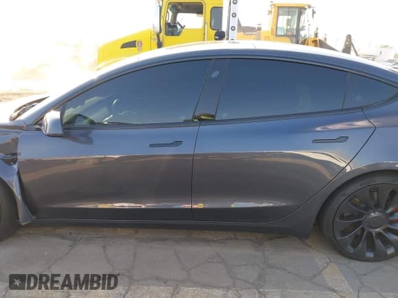 ✅ 2023 Tesla Model 3 Performance • VIN: 5YJ3E1EC7PF635722 • Lot: 41536638. Wystawiony na IAAI z przebiegiem 24 857 mil. Bezpłatny archiwum sprzedaży aukcyjnych z USA i szczegółowy raport historii pojazdu na DreamBid. Zdjęcie 13.