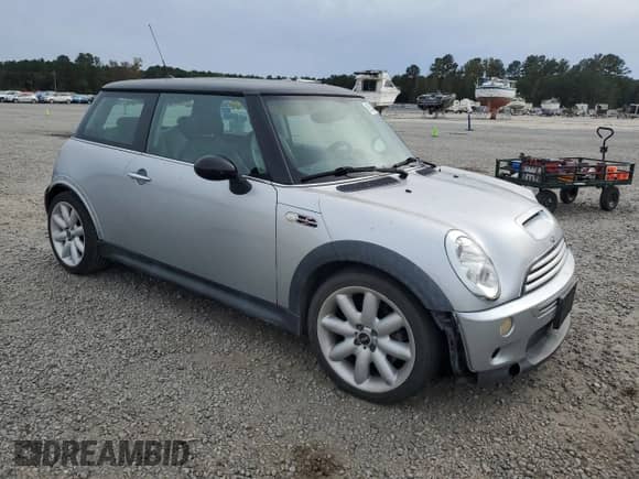 2005 MINI Hardtop S с VIN WMWRE33535TL14309, выставлен на аукционе Copart как лот 86205445 с пробегом 172 727 миль миль и Списание • Salvage title. История ставок и продаж доступна на DreamBid. Изображение 4.