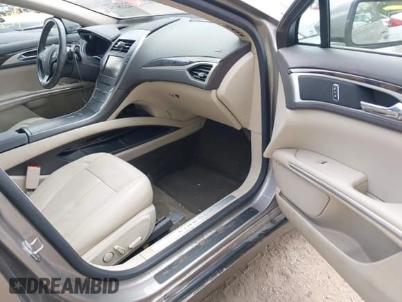 ✅ 2016 Lincoln MKZ • VIN: 3LN6L2GKXGR623300 • Lot: 42220732. Wystawiony na IAAI z przebiegiem 74 886 mil. Bezpłatny archiwum sprzedaży aukcyjnych z USA i szczegółowy raport historii pojazdu na DreamBid. Zdjęcie 5.