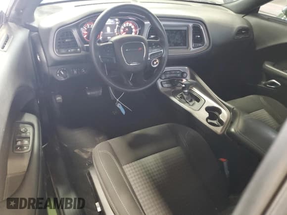 ✅ 2023 Dodge Challenger SXT • VIN: 2C3CDZAG5PH511747 • Lot: 72918494. Wystawiony na Copart z przebiegiem 22 842 mil. Bezpłatny archiwum sprzedaży aukcyjnych z USA i szczegółowy raport historii pojazdu na DreamBid. Zdjęcie 8.