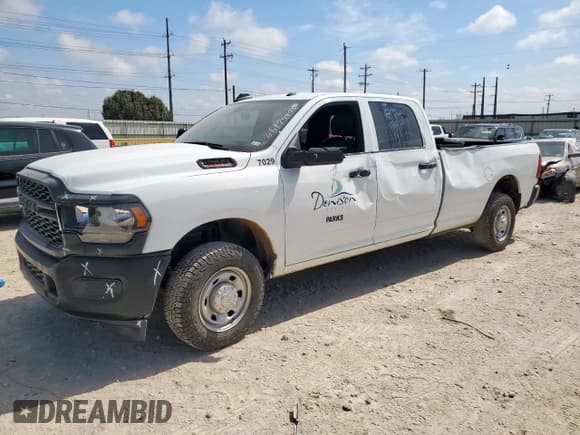 ✅ 2023 Ram 2500 Tradesman • VIN: 3C6UR4HJ3PG516362 • Лот: 66174995. Опубликован ранее на Copart с пробегом 17 017 миль. Бесплатный доступ к архиву аукционных продаж из США и подробный отчёт об истории автомобиля на DreamBid. Изображение 1.