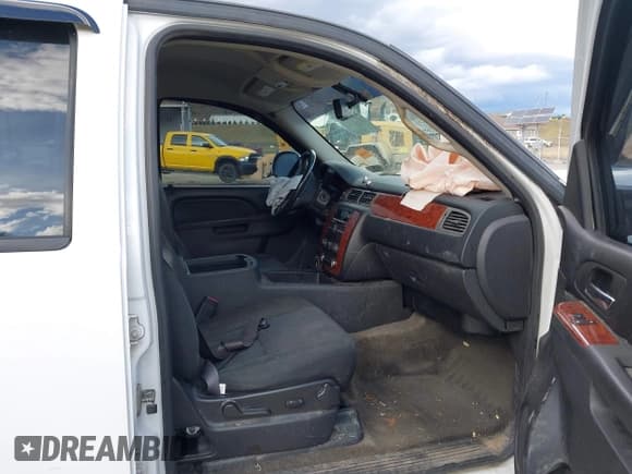 ✅ 2011 Chevrolet Tahoe LS • VIN: 1GNSKAE08BR382446 • Lot: 41227833. Listed on IAAI with 241,182 mi. Free auction sales archive from the USA and detailed vehicle history report at DreamBid. Image 5.