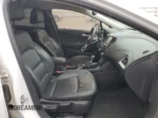 2017 Chevrolet Cruze Premier z VIN 1G1BF5SM1H7260276, wystawiony jako Copart lot #66112872 z przebiegiem 96 847 mil mil oraz . Historia ofert i sprzedaży dostępna na DreamBid. Obrazek 5.