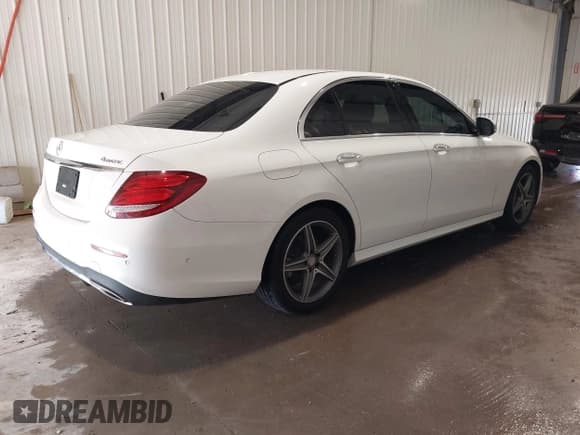 ✅ 2017 Mercedes-Benz E 300 Luxury • VIN: WDDZF4KB6HA016663 • Лот: 42884290. Опубликован ранее на IAAI с пробегом 137 592 миль. Бесплатный доступ к архиву аукционных продаж из США и подробный отчёт об истории автомобиля на DreamBid. Изображение 4.