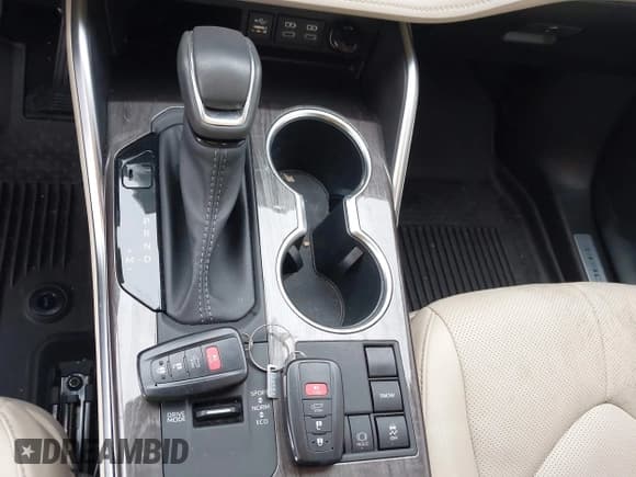 ✅ 2023 Toyota Highlander L • VIN: 5TDKDRAHXPS516220 • Lot: 42152777. Wystawiony na IAAI z przebiegiem 19 263 mil. Bezpłatny archiwum sprzedaży aukcyjnych z USA i szczegółowy raport historii pojazdu na DreamBid. Zdjęcie 11.